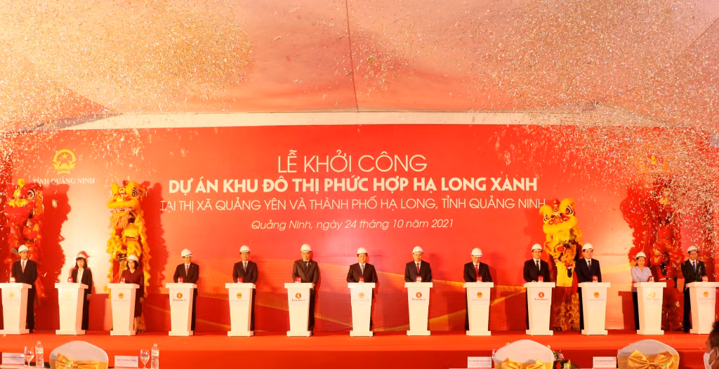 Các đại biểu bấm nút khởi công Dự án khu phức hợp Hạ Long Xanh.