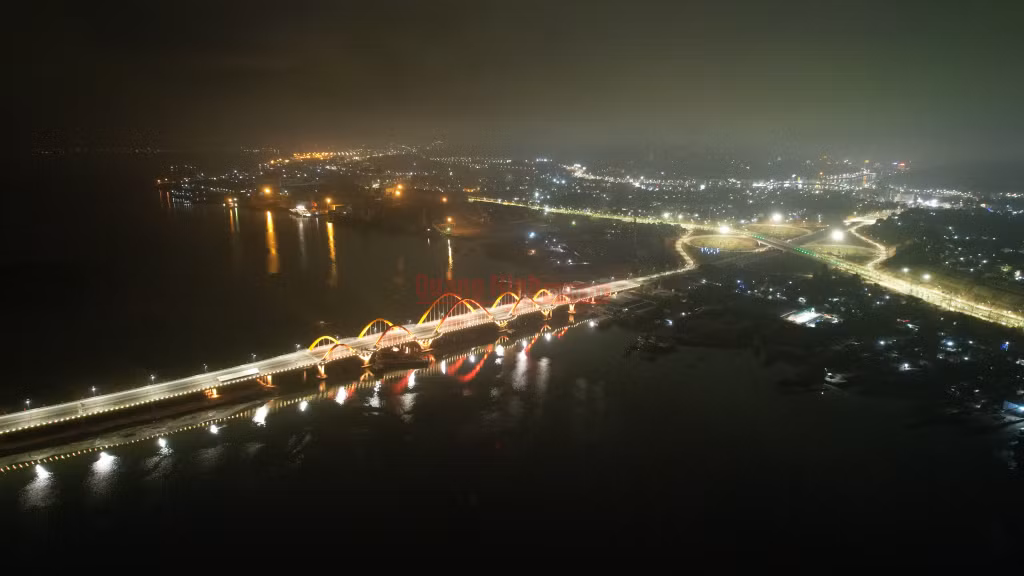 Toàn cảnh cầu Tình Yêu về đêm nhìn từ trên cao.