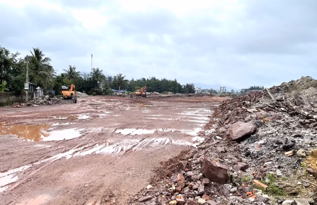 Nhà thầu thi công Dự án đường trục chính Trung tâm khu đô thị Cái Rồng- giai đoạn II vào tháng 6/2022. Ảnh: Hiểu Trân.jpg