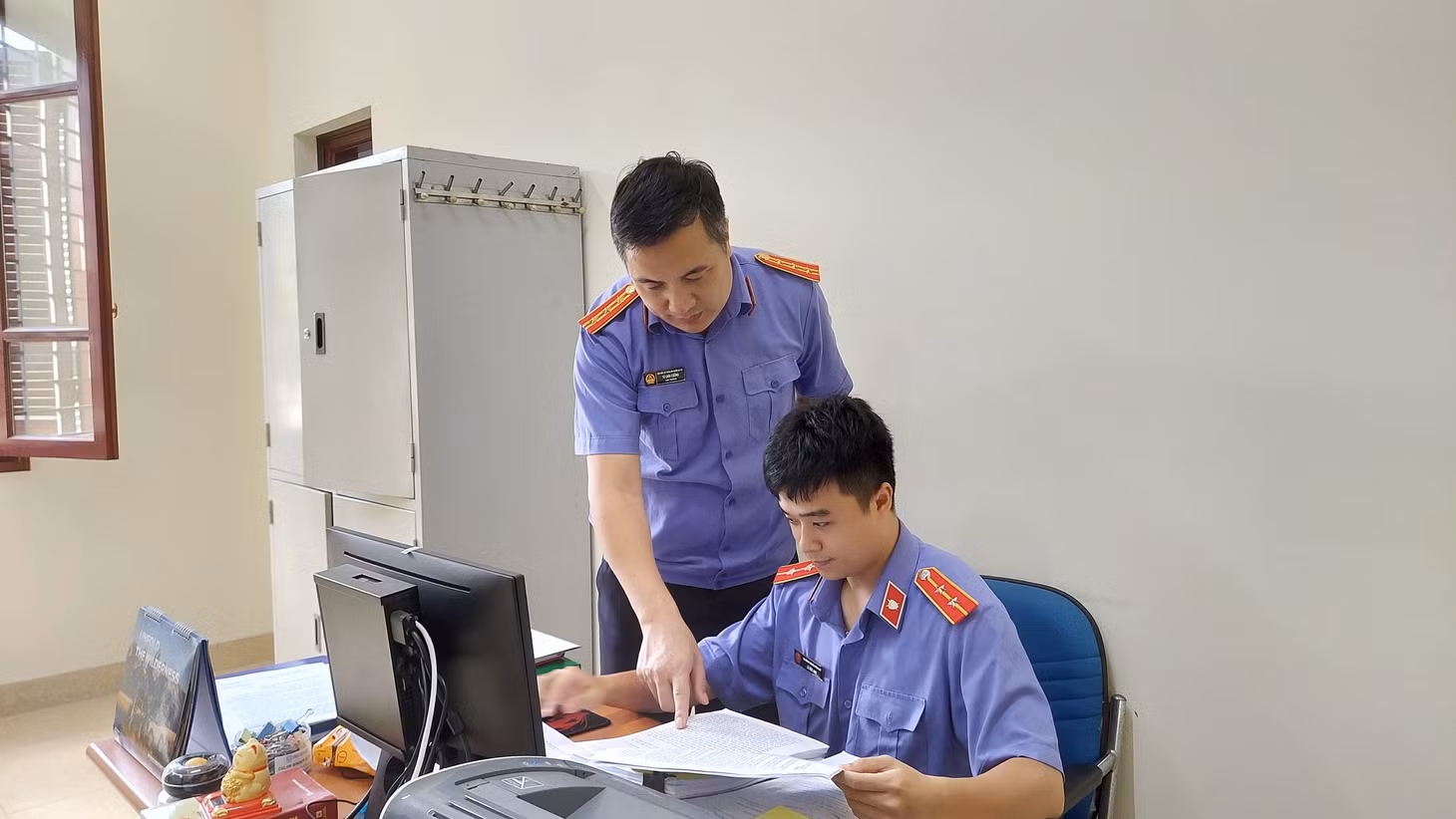 Lãnh đạo VKSND huyện Ba Chẽ trao đổi nghiệp vụ với cán bộ đơn vị.