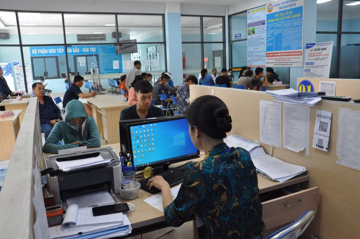 Trung tâm Dịch vụ việc làm (Sở Lao động- Thương binh và Xã hội) tỉnh tư vấn việc làm cho người lao động.
