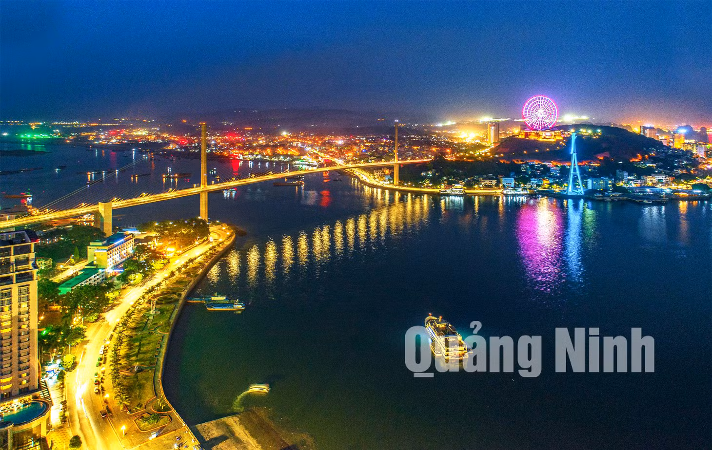 Cầu Bãi Cháy về đêm (12-2018). Ảnh: Bùi Vinh Thuận (CTV)