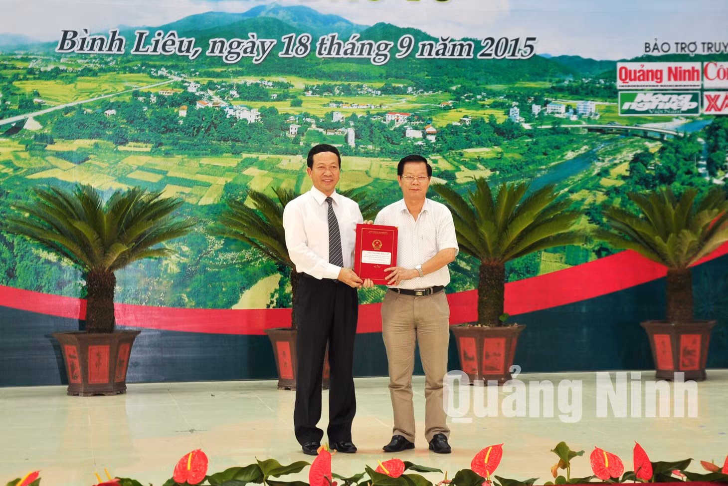 Phó Chủ tịch UBND tỉnh Nguyễn Văn Thành trao Quyết định đầu tư Dự án Khu nuôi trồng thủy sản cá nước lạnh và trồng cây hoa lan tại thôn Sú Cáu, xã Húc Động cho Công ty CP đầu tư và xây dựng Việt Long. của UBND tỉnh