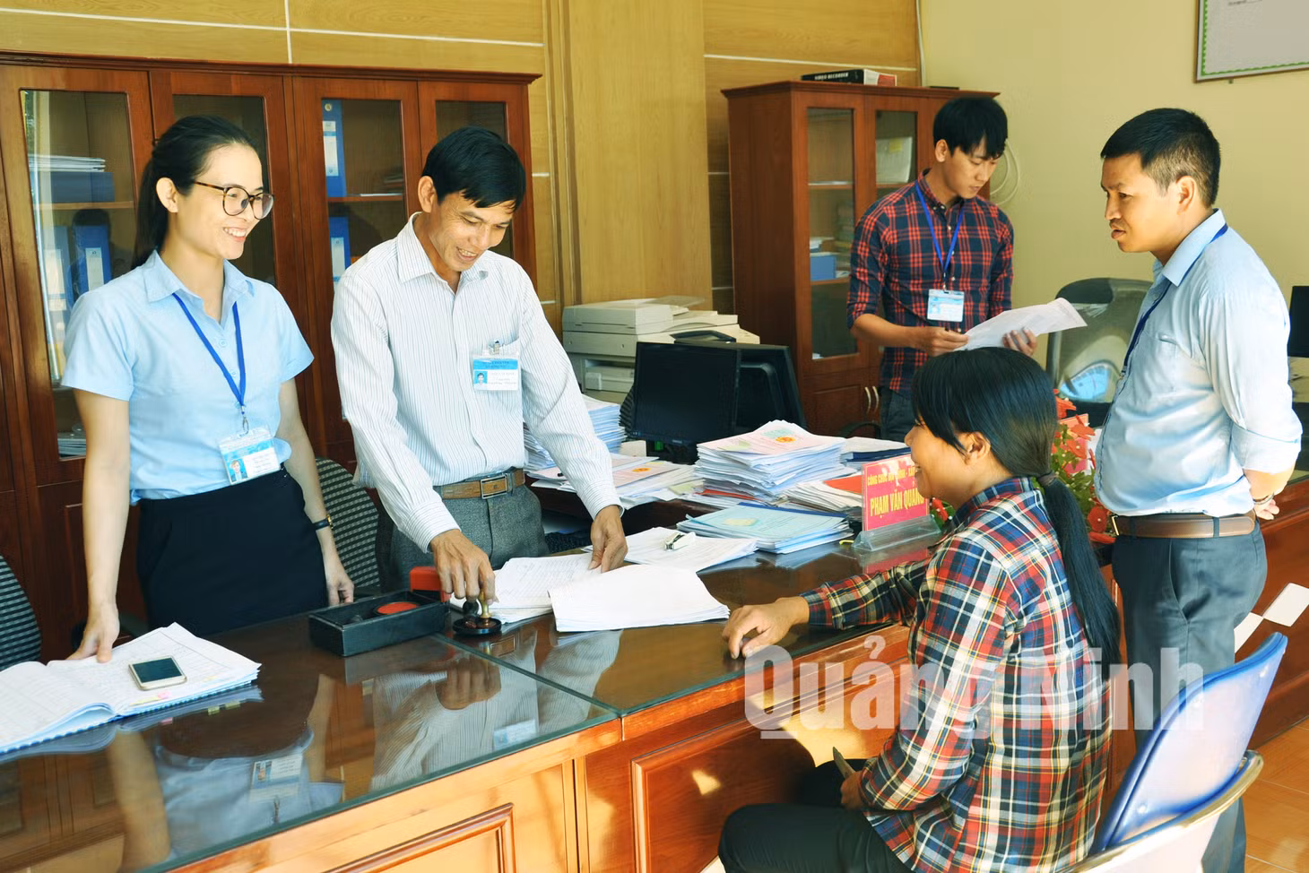 Cán bộ Trung tâm HCC phối hợp với bộ phận “một cửa” xã Đông Ngũ hướng dẫn người dân cách hoàn thiện hồ sơ theo đúng quy định. Ảnh: Nguyễn Duy