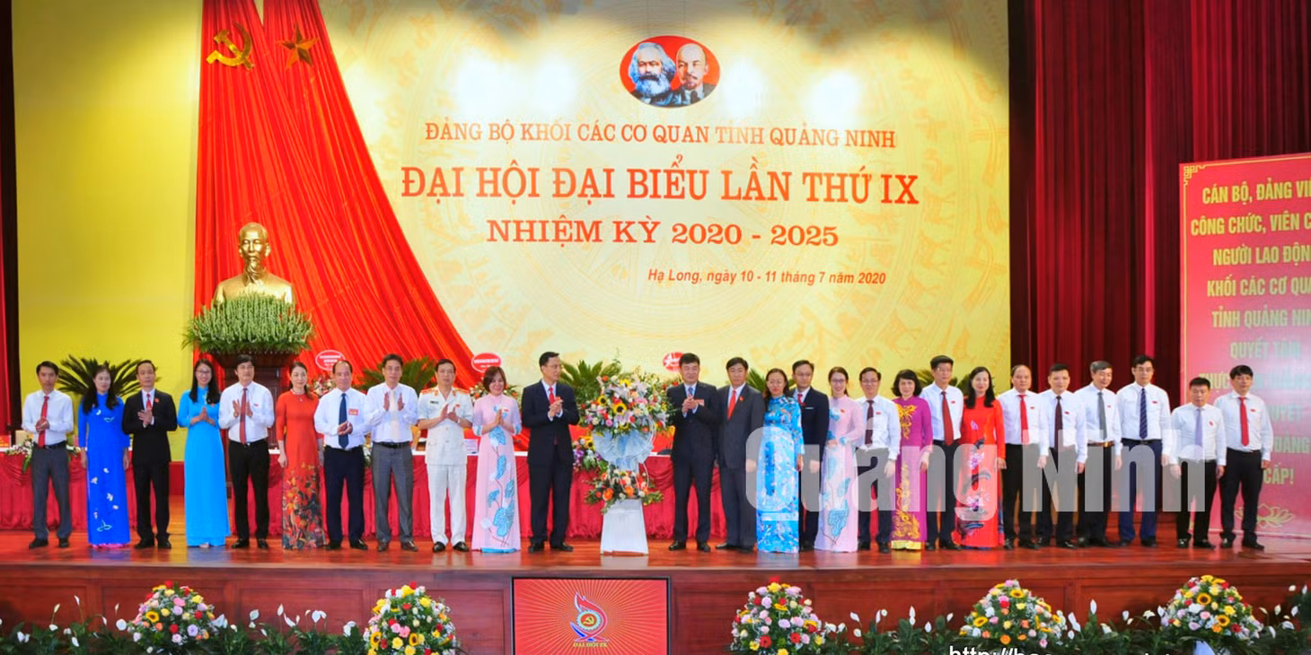 Phó Bí thư Thường trực Tỉnh ủy Ngô Hoàng Ngân tặng hoa chúc mừng Ban Chấp hành Đảng bộ Khối các cơ quan tỉnh khoá IX nhiệm kỳ 2020 – 2025 (7-2020). Ảnh: Minh Hà