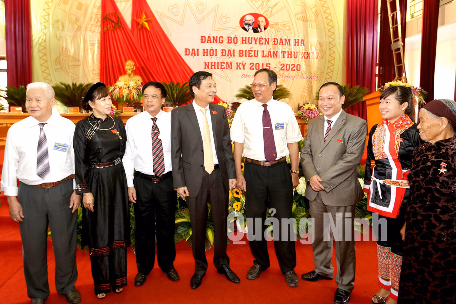 Đồng chí Nguyễn Văn Đọc, Bí thư Tỉnh ủy trò chuyện với các đại biểu dự Đại hội.