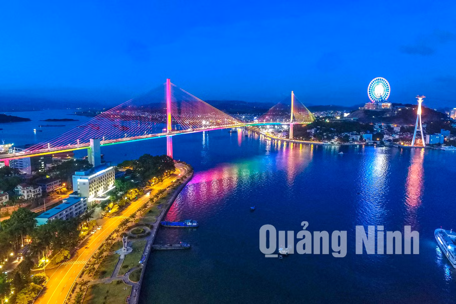 Bãi Cháy lung linh sắc mầu (7-2016). Ảnh: Khánh Giang