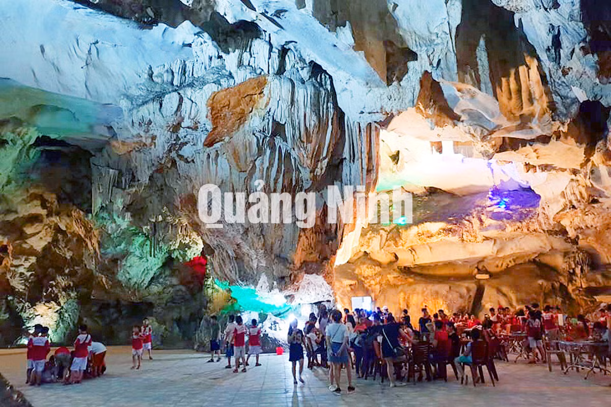 Hang Dơi có diện tích trên 800m2, điểm rộng nhất trong số hang động ở Vũng Đục (8-2018). Ảnh: Thu Hằng (CTV)