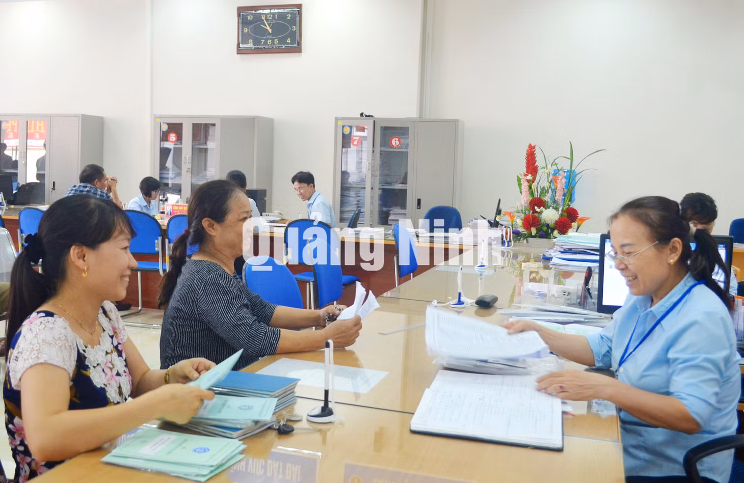 Người dân giao dịch ở quầy Bảo hiểm y tế tại Trung tâm Hành chính công TX Đông Triều. Ảnh: Nguyễn Hoa