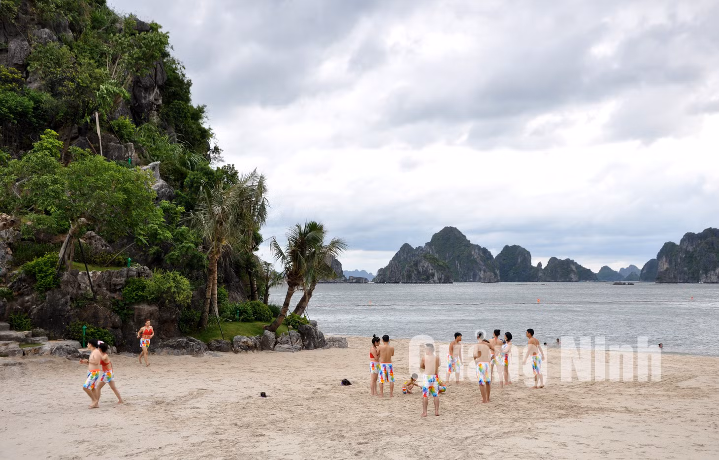 Bãi tắm Lương Ngọc (TP Cẩm Phả) (8-2018). Ảnh: Thu Nguyên