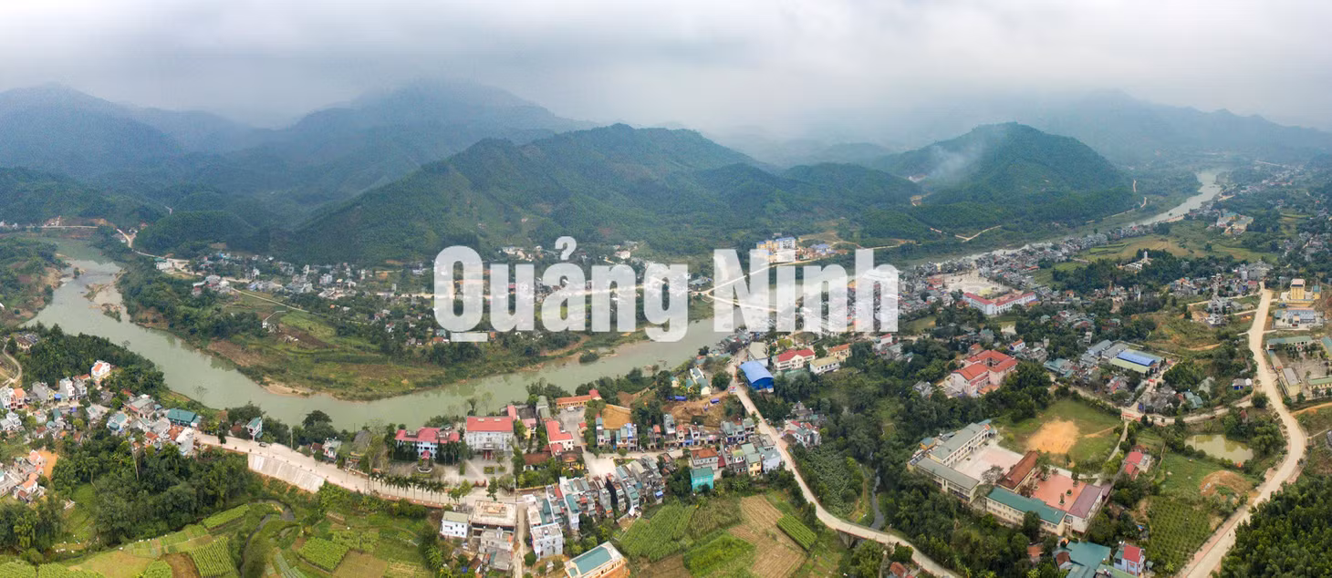 Dòng sông Ba Chẽ như dải lụa mềm bao quanh thị trấn (1-2016). Ảnh: Đỗ Giang