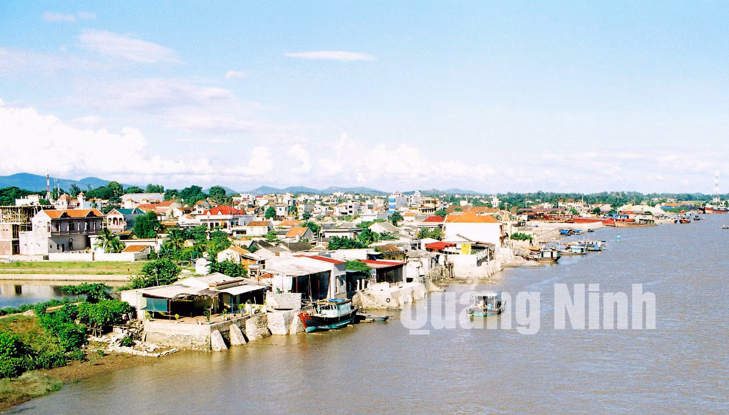 Đô thị ven sông Chanh. Ảnh Phòng Văn hóa TX Quảng Yên