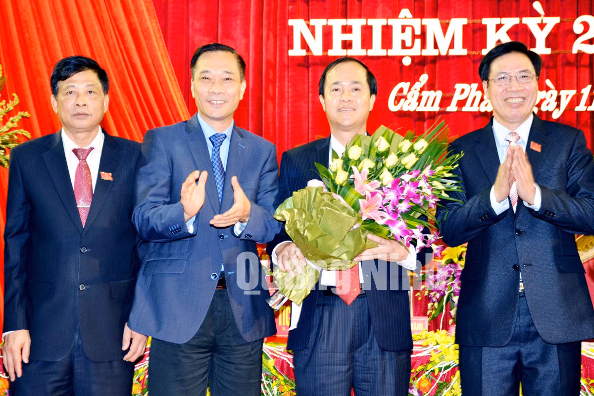 Đồng chí Vũ Hồng Thanh, Phó Bí thư Tỉnh ủy tặng hoa chúc mừng đồng chí Trần Văn Hùng, Bí thư Thành ủy Cẩm Phả khóa XXII, nhiệm kỳ 2015-2020