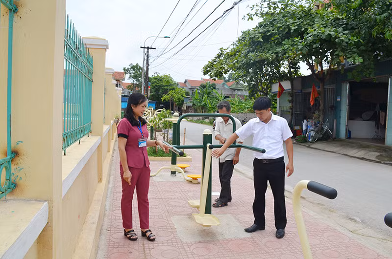 Cán bộ MTTQ và các đoàn thể xã Hiệp Hòa, TX Quảng Yên giám sát việc sử dụng các thiết chế văn hóa ở địa phương. Ảnh: Nguyễn Chiến