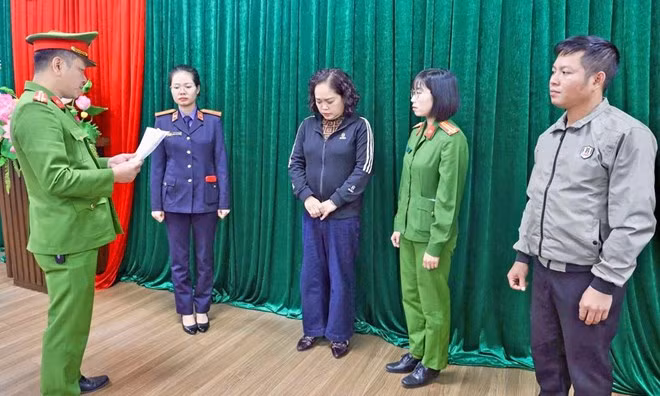 Cơ quan Cảnh sát điều tra Công an tỉnh Bắc Ninh đọc Lệnh bắt bị can Nguyễn Thị Hoa (áo đen, đứng giữa). Ảnh: Phạm Linh
