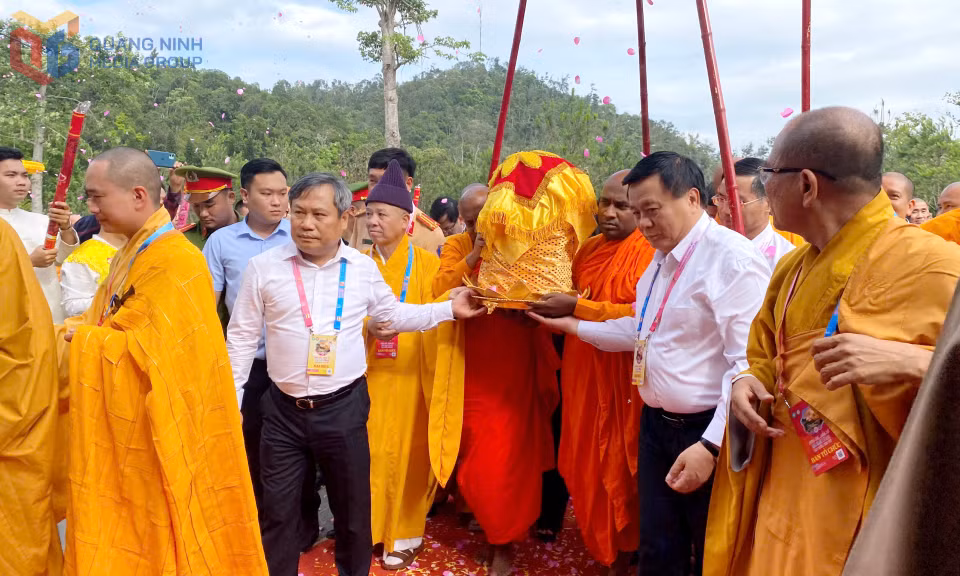 Các đồng chí Nguyễn Xuân Thắng, Ủy viên Bộ Chính trị, Chủ tịch Hội đồng Lý luận Trung ương, Giám đốc Học viện Chính trị quốc gia Hồ Chí Minh; Vũ Đại Thắng, Ủy viên Trung ương Đảng, Bí thư Tỉnh ủy, Trưởng Đoàn ĐBQH tỉnh, tham gia đón rước xá lợi Đức Phật.