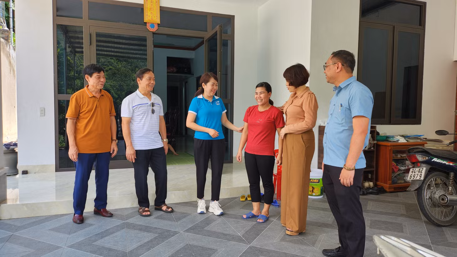 Cơ quan chức năng, đoàn thể của thành phố cẩm phả, phường cẩm trung, khu phố thăm hỏi, động viên người dân về nhà mới an cư, tăng gia sản xuất ổn định cuộc sống.