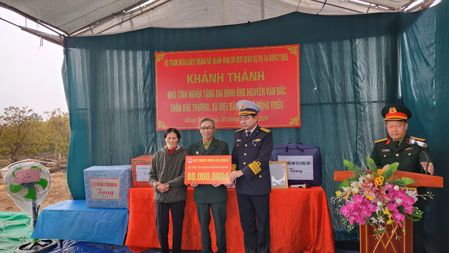Đại diện Bộ tham mưu quân chủng Hải quân trao kinh phí hỗ trợ xây nhà cho gia đình CCB Nguyễn Văn Bắc.
