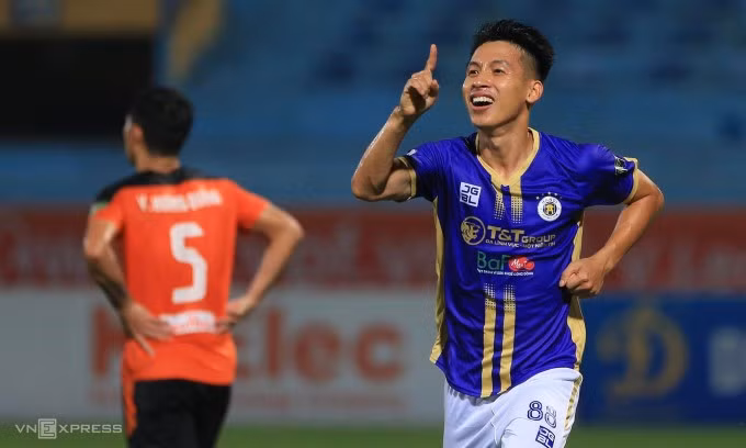 Hùng Dũng mừng bàn nâng tỷ số lên 2-0 cho Hà Nội, và là bàn đầu tiên của anh tại V-League sau hơn một năm rưỡi. Ảnh: Hiếu Lương