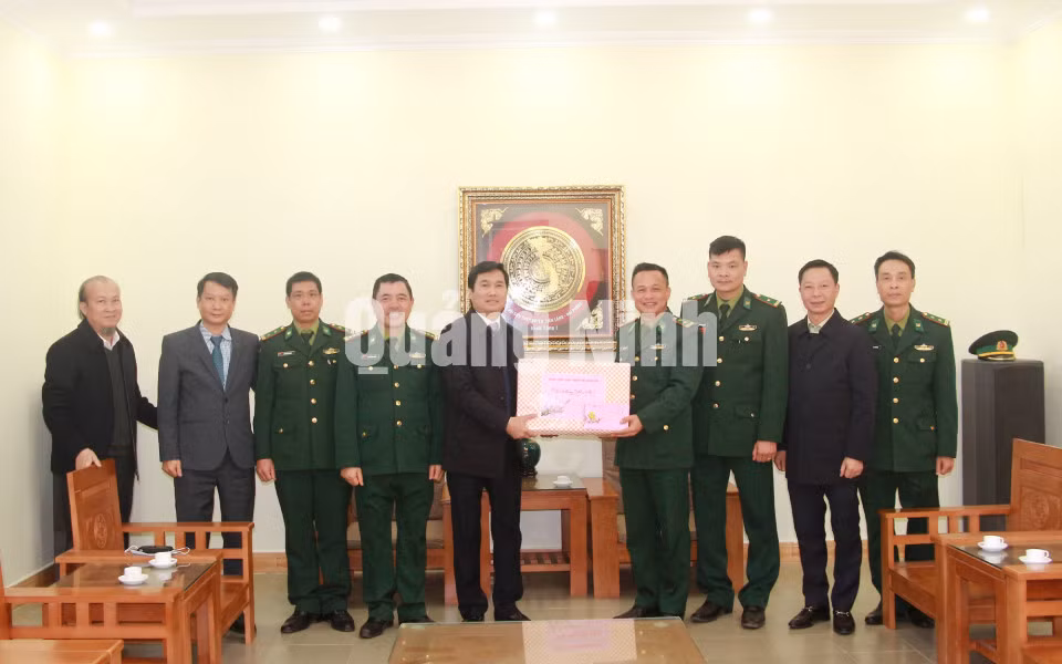 Chủ tịch UBND tỉnh Nguyễn Tường Văn tặng quà, chúc Tết cán bộ, chiến sỹ Đồn Biên phòng Pò Hèn (1-2021). Ảnh: Mạnh Trường