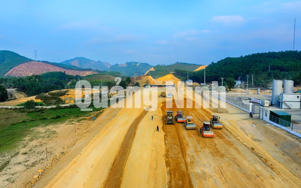 Cao tốc Hạ Long - Vân Đồn đang được đẩy nhanh tiến độ thi công (12-2016). Ảnh: Hùng Sơn