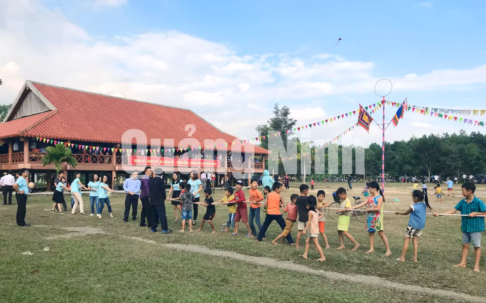 Người dân tham gia các trò chơi dân gian trong Ngày hội Đại đoàn kết toàn dân. Ảnh: Thùy Linh