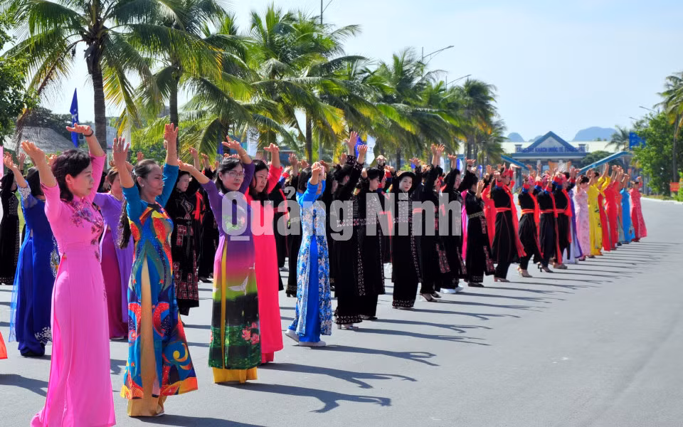 Tiết mục đồng diễn dân vũ của phụ nữ các xã, phường trên địa bàn TP Hạ Long (10-2020). Ảnh: Đỗ Phương