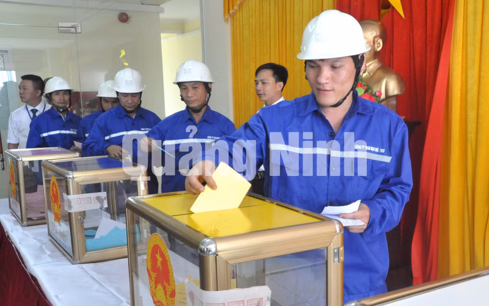 Công nhân Công ty Than Mạo Khê, bỏ phiếu tại khu vực bỏ phiếu số 18, khu tập thể công nhân khu Vĩnh Xuân, phường Mạo Khê, TX Đông Triều. Ảnh: Hoàng Nga