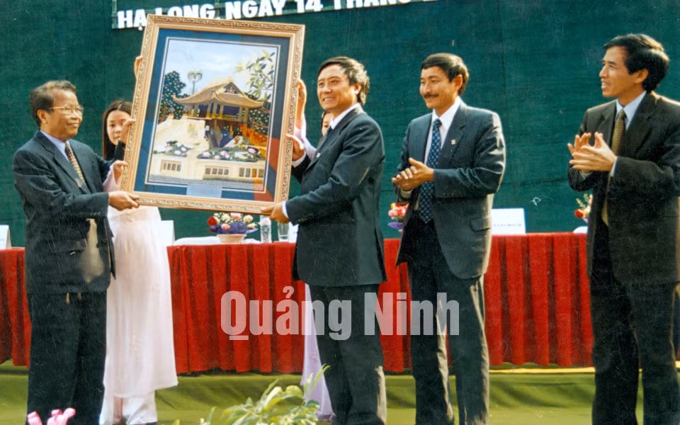 Nguyên Chủ tịch nước Trần Đức Lương thăm và tặng quà lưu niệm cho Công ty (14-2-2004).