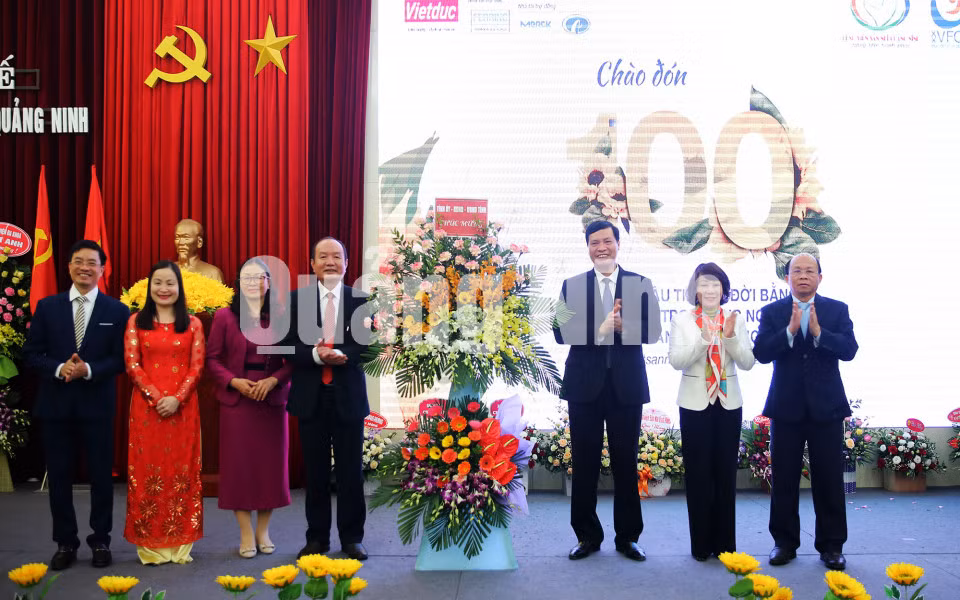 Lãnh đạo tỉnh tặng hoa chúc mừng Bệnh viện (12-2019). Ảnh: Hùng Sơn