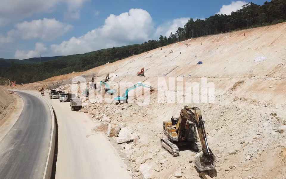 Các nhà thầu đang thực hiện gia cố, đảm bảo an toàn kỹ thuật (5-2018). Ảnh: Đỗ Phương