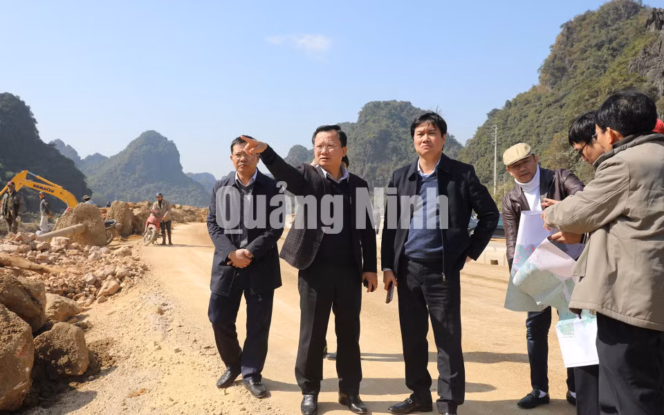 Đồng chí Nguyễn Tường Văn, Chủ tịch UBND tỉnh kiểm tra, rà soát thực hiện quy hoạch (1-2021). Ảnh: Đỗ Phương