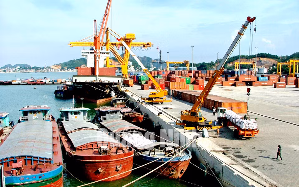 Bốc xếp hàng hóa tại cảng Cái Lân (8-2005). Ảnh: Khánh Giang