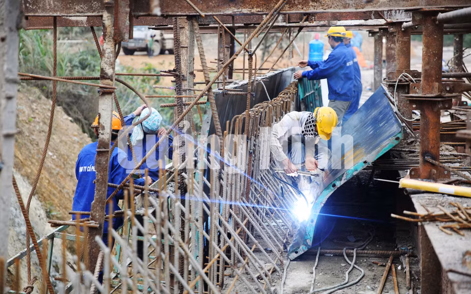 Công nhân thi công Cầu Cạn (Cao tốc Hạ Long - Vân Đồn) (3-2017). Ảnh: Đỗ Phương