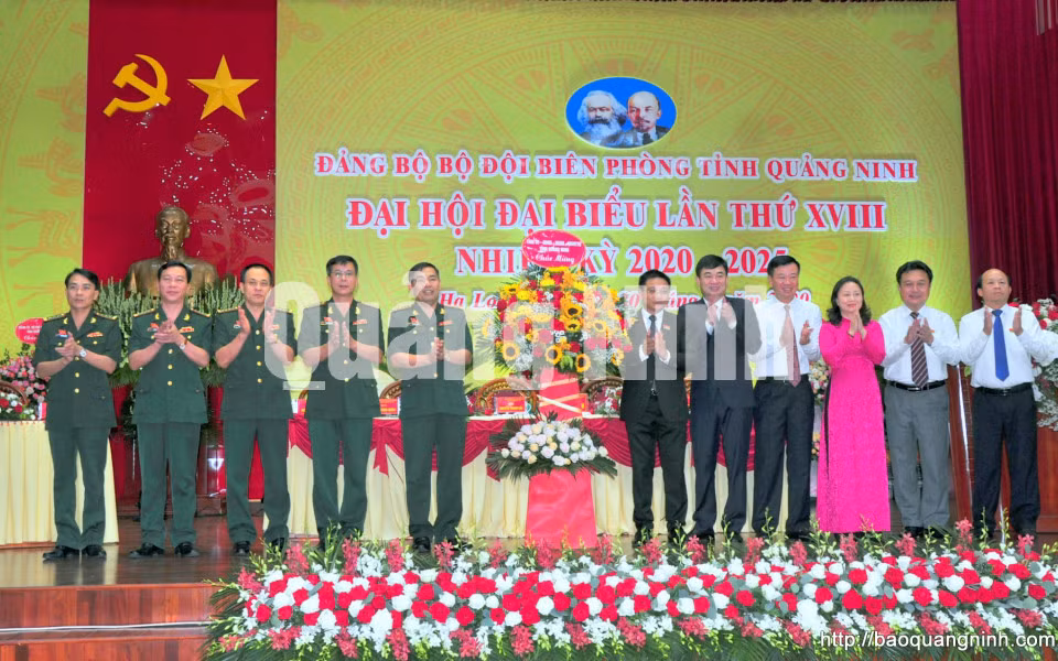Các đồng chí lãnh đạo tỉnh tặng hoa chúc mừng Đại hội (6-2020). Ảnh: Minh Hà