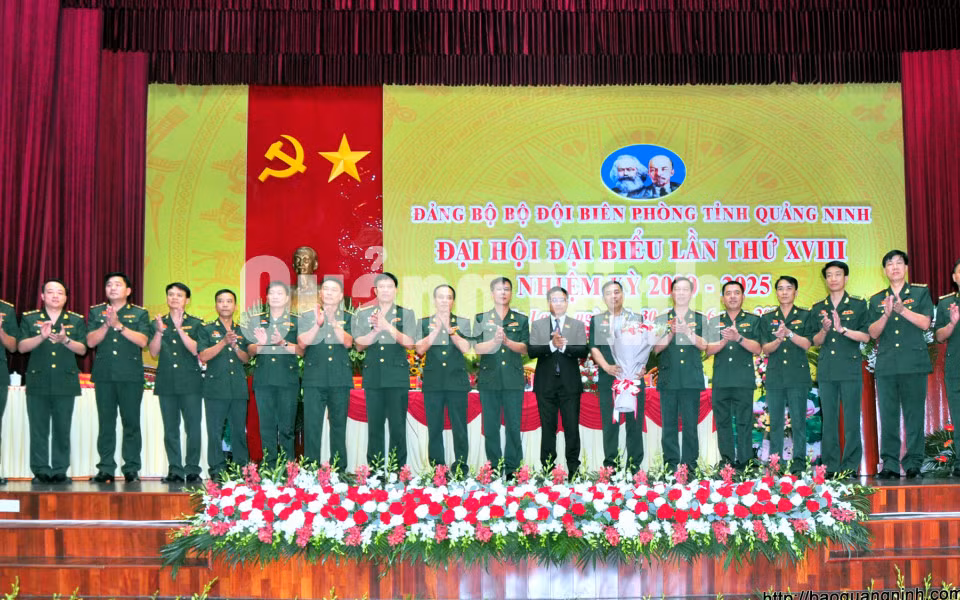 Chủ tịch UBND tỉnh Nguyễn Văn Thắng tặng hoa chúc mừng Ban Chấp hành Đảng bộ BĐBP tỉnh khóa mới (6-2020). Ảnh: Minh Hà