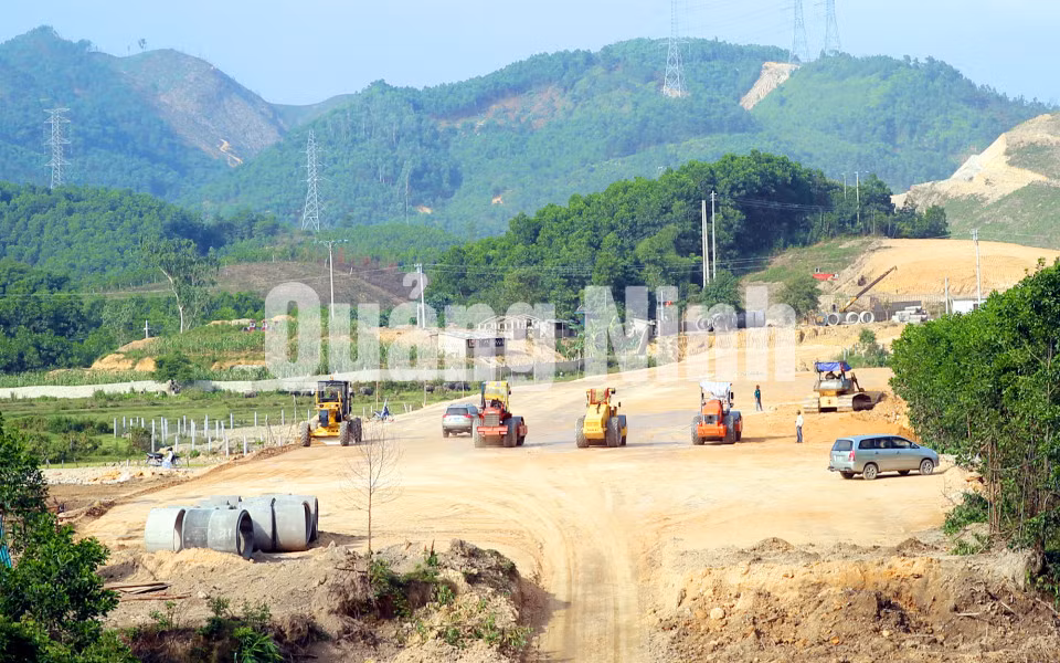 Thi công cao tốc Hạ Long - Vân Đồn (6-2016). Ảnh: Đỗ Phương