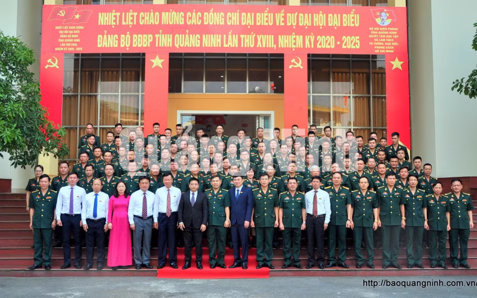 Các đồng chí lãnh đạo tỉnh và đại biểu về dự Đại hội chụp ảnh lưu niệm (6-2020). Ảnh: Minh Hà