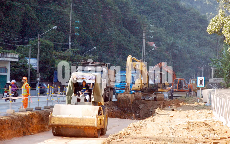 Thi công gói thầu 1 dự án cải tạo nâng cấp QL18 đoạn Hạ Long - Mông Dương (12-2015). Ảnh: Trung Thành