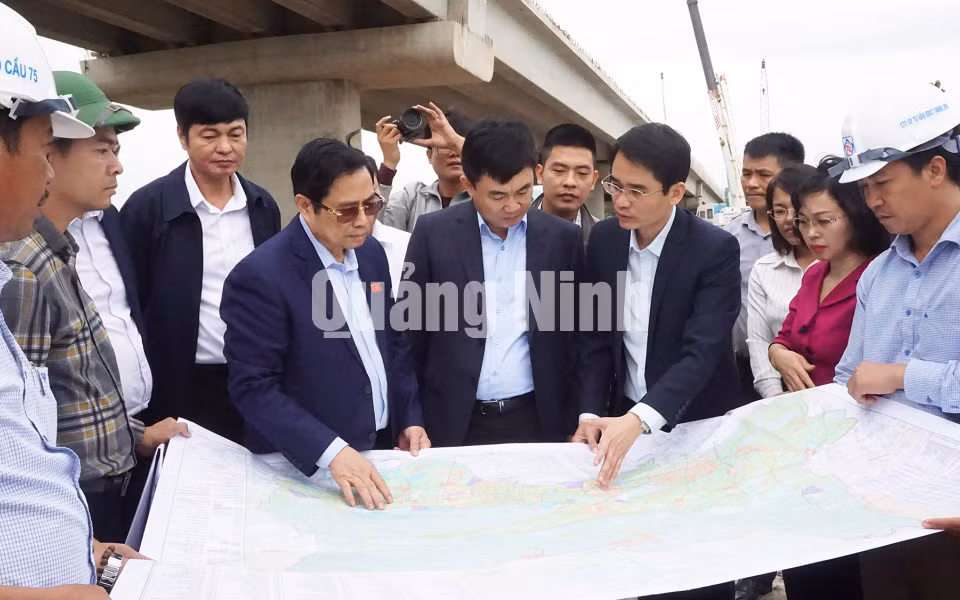 Đồng chí Phạm Minh Chính kiểm tra tiến độ Cầu Triều tại xã Hồng Phong, Thị xã Đông Triều (10-2020). Ảnh: Minh Đức