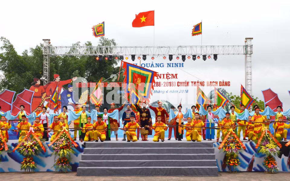 Tiết mục văn nghệ tái hiện chiến thắng hào hùng của cha ông ta trên sông Bạch Đằng tại lễ kỷ niệm 1080 và 730 năm Chiến thắng Bạch Đằng (4-2018). Ảnh: Nguyễn Chiến