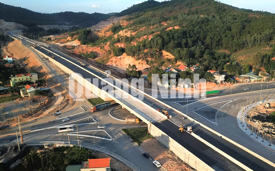 Thi công tại vị trí đầu tuyến, cao tốc Hạ Long - Vân Đồn được nối với nút giao Minh Khai, giao với cao tốc Hạ Long - Hải Phòng và QL18 (5-2018). Ảnh: Đỗ Phương