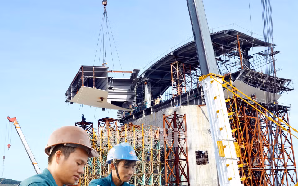 Thi công công trình Cung quy hoạch, hội chợ và triển lãm tỉnh Quảng Ninh. Ảnh: Đỗ Phương