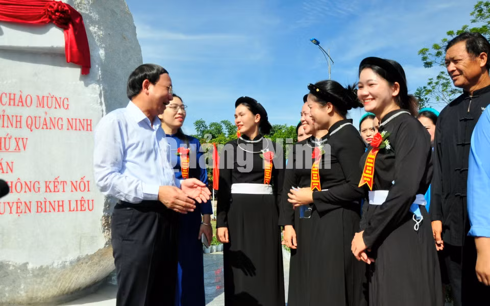 Bí thư Tỉnh ủy Nguyễn Xuân Ký chia sẻ niềm vui với nhân dân các dân tộc huyện Bình Liêu được gắn biển công trình chào mừng Đại hội Đảng bộ tỉnh (9-2020). Ảnh: Minh Hà
