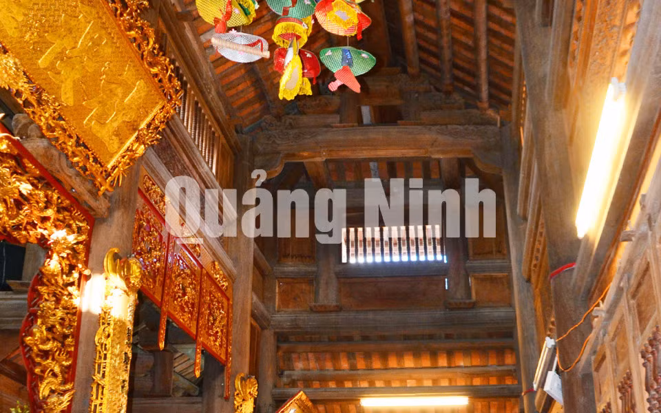Đền Xã Tắc được xây dựng chủ yếu bằng gỗ lim, chạm trổ tinh xảo.