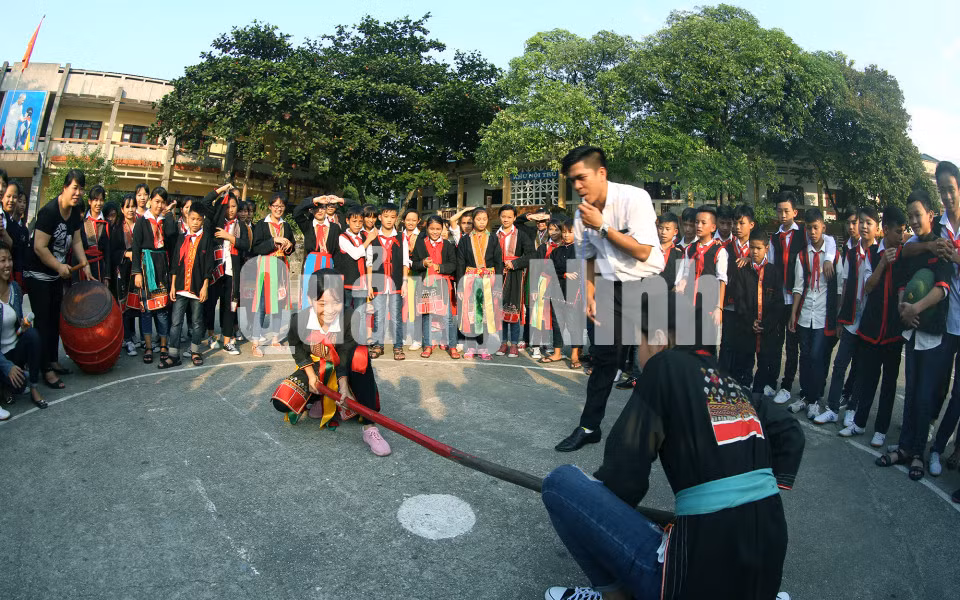 Giờ thể dục của các em dân tộc nội trú (phường Trới, TP Hạ Long) trong giờ ra chơi (3-2019). Ảnh: Khánh Giang