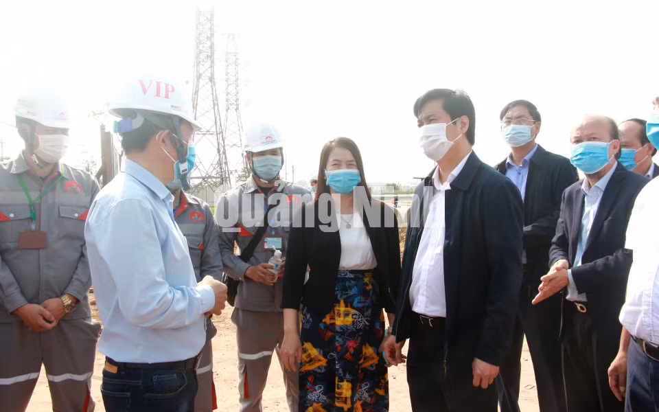 Chủ tịch UBND tỉnh Nguyễn Tường Văn đề nghị Công ty TNHH Texhong Dệt kim Việt Nam đẩy nhanh tiến độ thi công các nhà máy sản xuất tại KCN Cảng biển Hải Hà (2-2021). Ảnh: Mạnh Trường