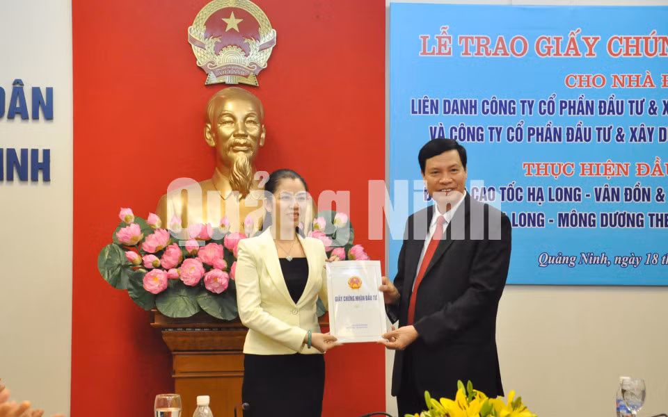 Đồng chí Nguyễn Đức Long, Chủ tịch UBND tỉnh trao Giấy chứng nhận đầu tư cho Nhà đầu tư. Ảnh: Thái Cảnh