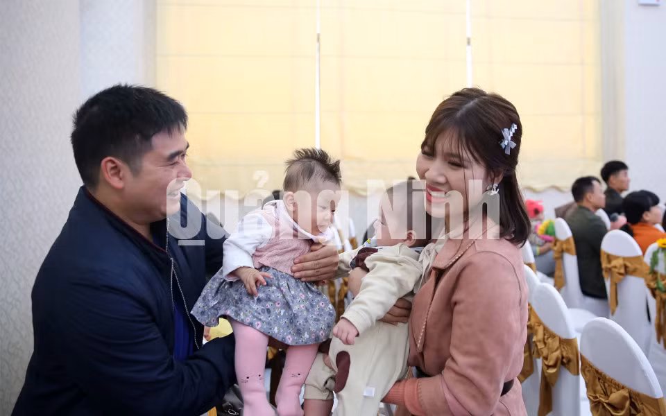 Những em bé kháu khỉnh ra đời bằng thụ tinh ống nghiệm. Ảnh: Hùng Sơ:n