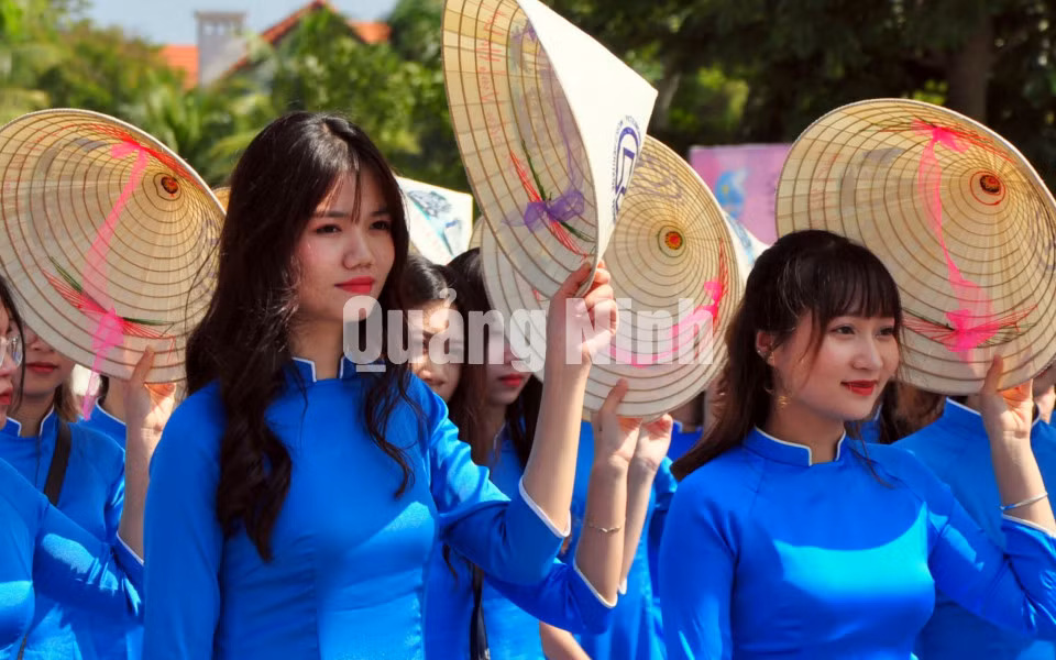 Sinh viên Trường Đại học Hạ Long (10-2020). Ảnh: Đỗ Phương